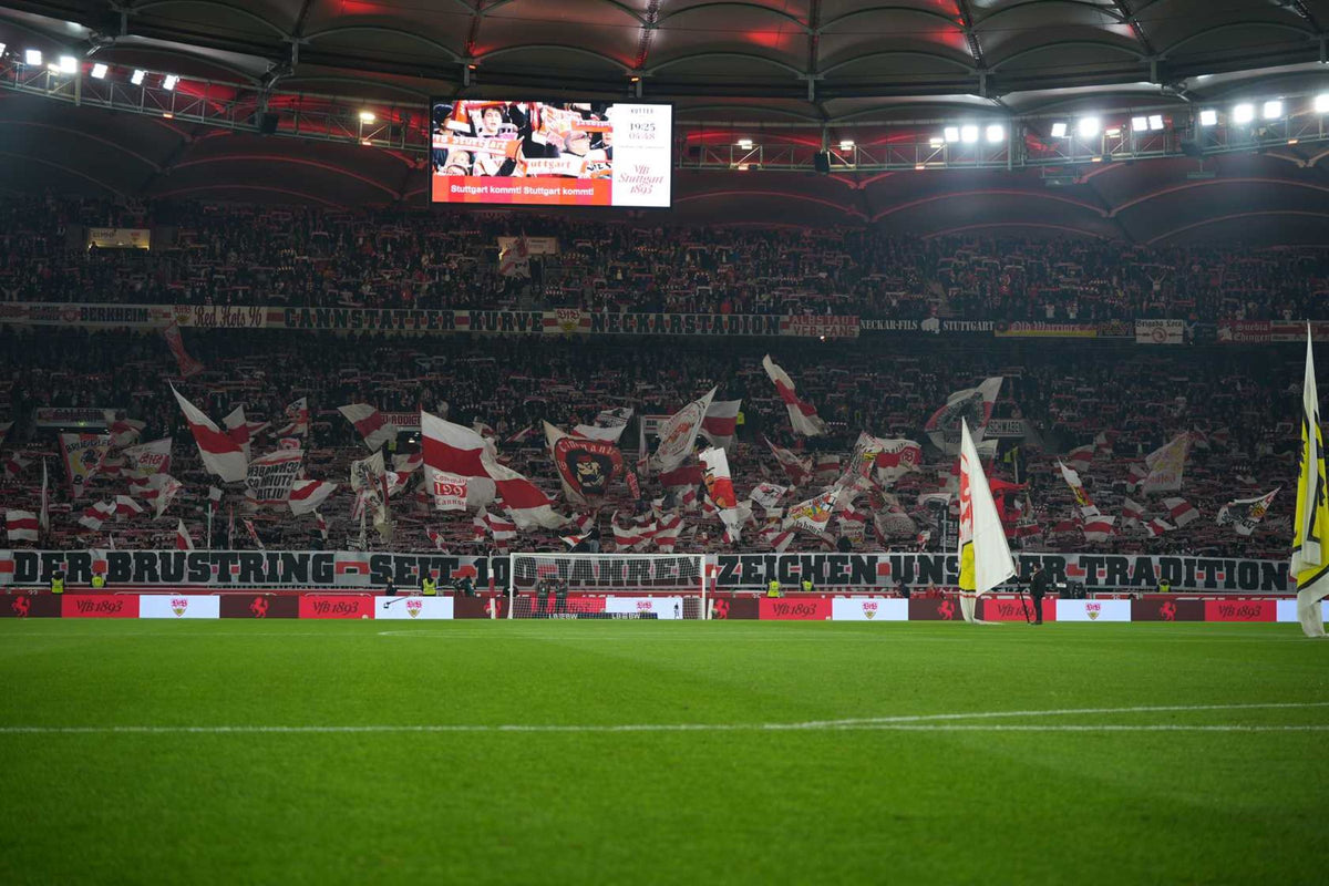 Fahnen und Fans in der Cannstatter Kurve