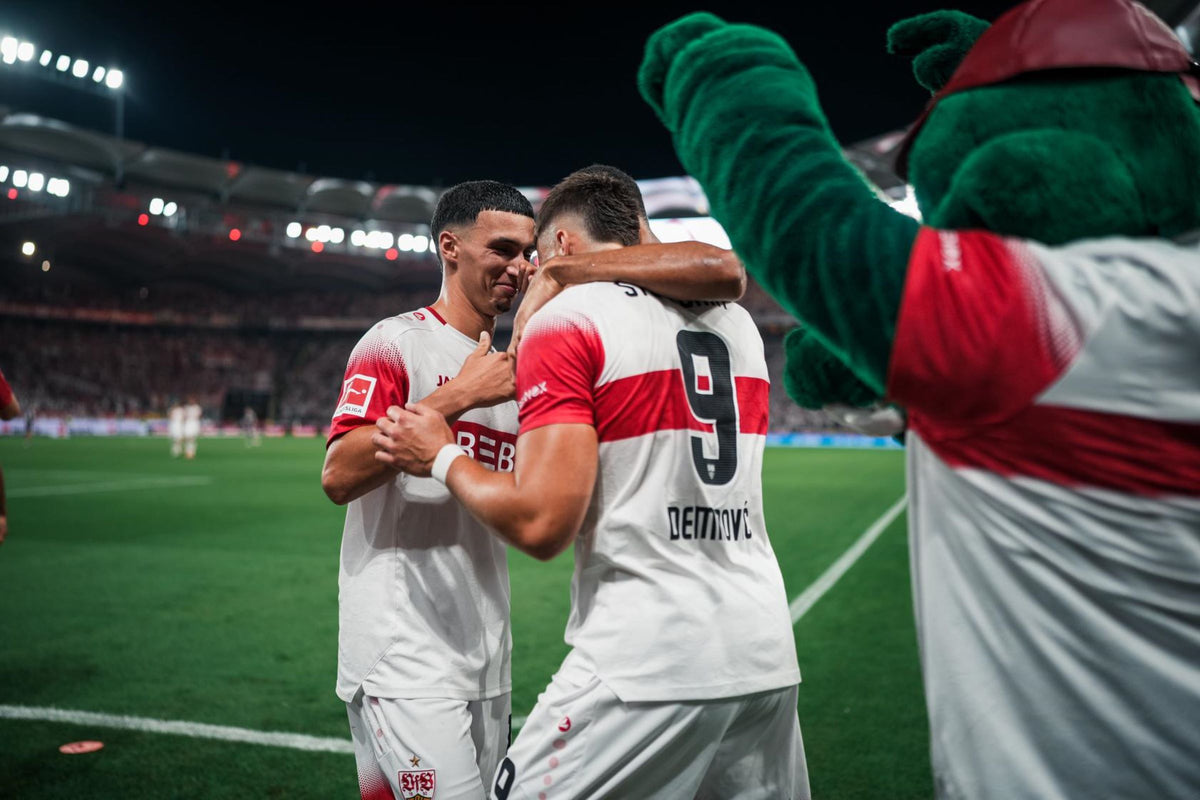 Spieler des VfB Stuttgart feiern ein Tor